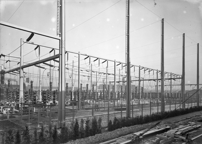 129817 Gezicht op het transformatorstation van de electrische centrale van de PEGUS (Provinciaal en Gemeentelijk ...